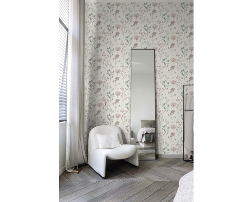 Mönstrad tapet i ett ljust rum med fåtölj och spegel