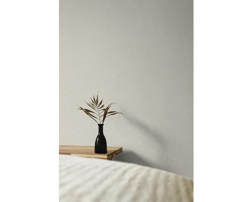 Mönstrad tapet i sovrummet med växt i vas på en hylla