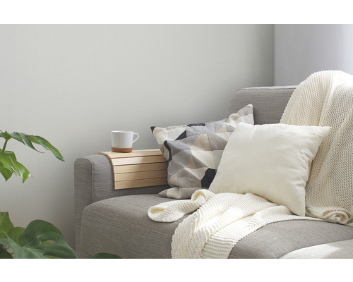 Mysig sittplats med kuddar, pläd och mugghållare