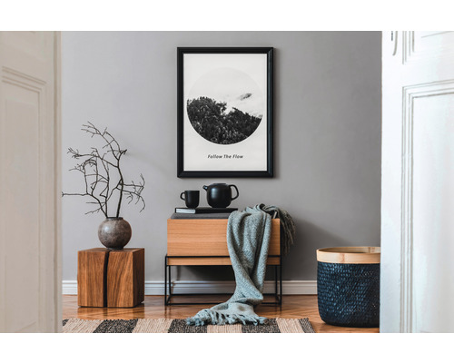 Dekorativt vardagsrum med trämöbler, textilier och väggmålning