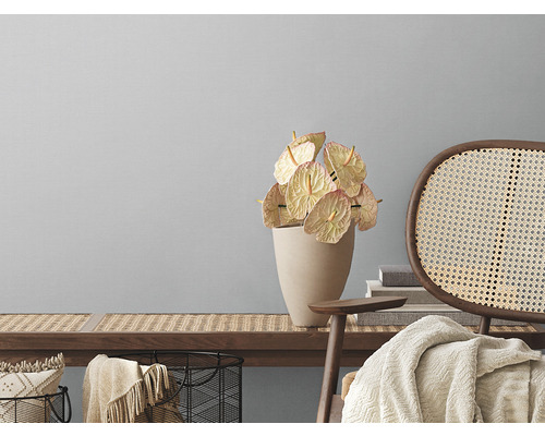 Dekorativ inredning med bänk, blommor och korg