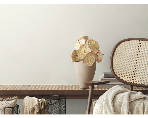 Dekorativ interiör med bänk, stol och anthurium i en vas