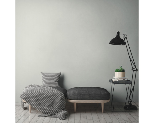 Vardagsrum med bänk, kudde, filt, golvlampa och sidobord