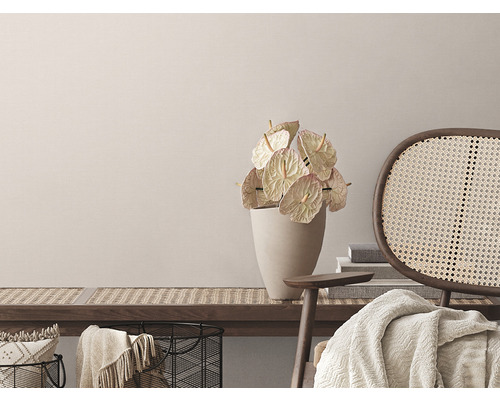 Dekorativt vardagsrumshörn med bänk, stol, vas och anthurium