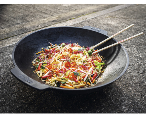 Wokpanna med grönsaker och ätpinnar