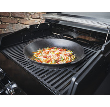 Wok med grönsaker på en grill