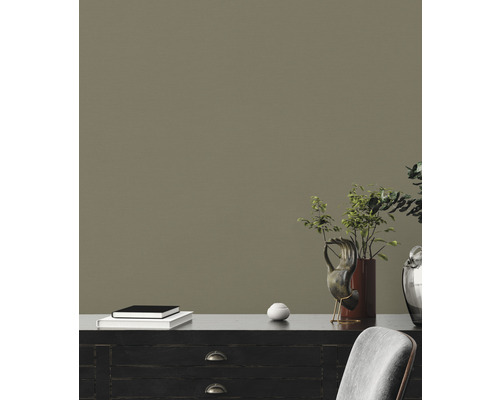 Scen med byrå, dekoration och stol framför en vägg