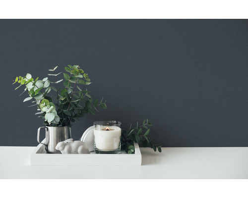 Dekorativ bricka med ljus, kaninfigur och eukalyptus i en kanna