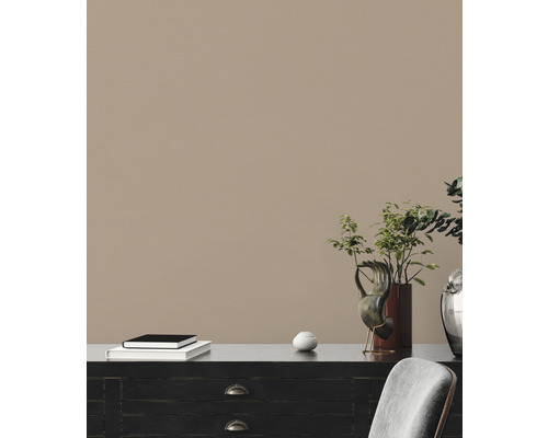 Dekorativt vardagsrum med byrå, planteringskärl och dekorativa element.