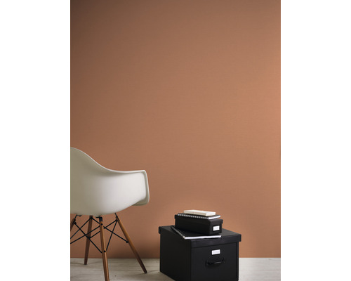 Rumsöversikt med stol och förvaringslådor framför en vägg