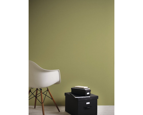 Rum med målad vägg, stol och förvaringslådor