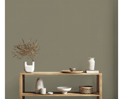 Väggplattor i vardagsrum med trähylla och dekoration