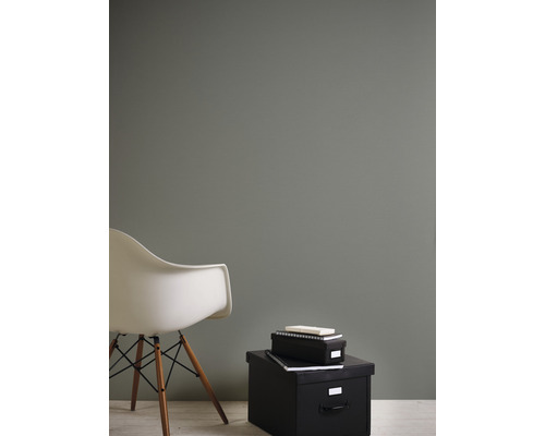 Rumsutsikt med stol och svarta förvaringslådor.