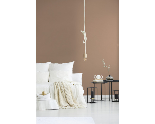 Ljust sovrum med säng, sängbord och dekorativ belysning