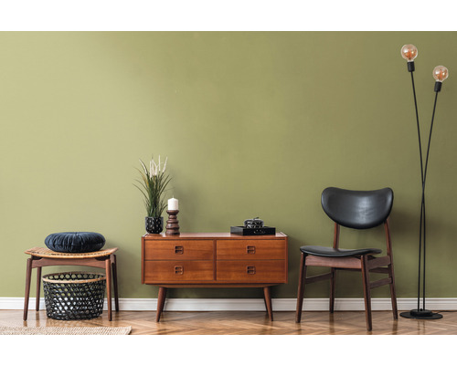 Vardagsrum med byrå, stol, pall och golvlampa