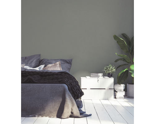 Sovrum med säng, sängbord och krukväxter