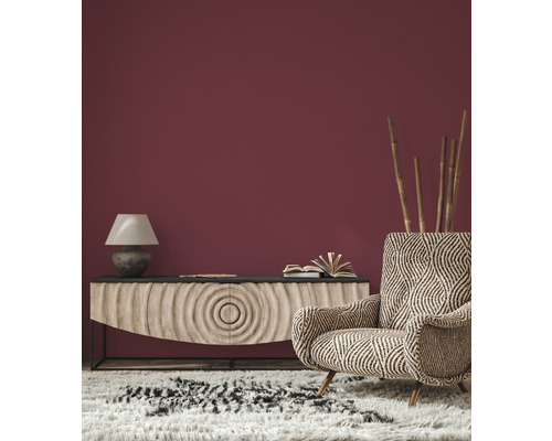 Vardagsrum med skänk, lampa, fåtölj och matta