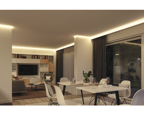 Vardagsrum med takbelysning, matbord och hyllsystem