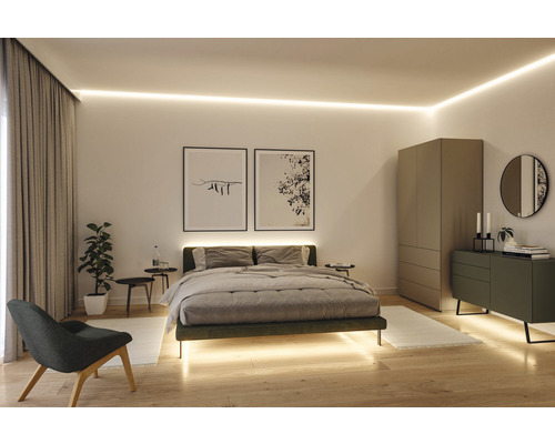 Sovrum med dubbelsäng, garderob, byrå, två bilder och indirekt belysning