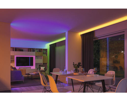 Vardagsrum med matbord och indirekt LED-belysning i tak och på vägg