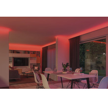 Vardagsrum med matbord och indirekt belysning med LED-strips