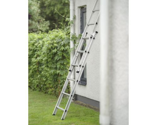 Aluminium universalstege mot en husvägg