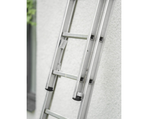 Detaljvy av en aluminiumstege mot en vägg