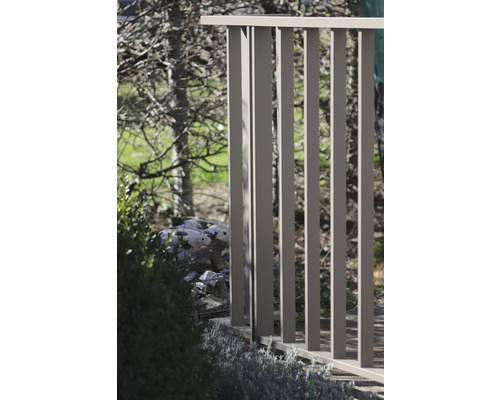 Detaljvy av en balkongräcke i metall