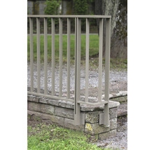 Metallräcke på en stenmur utomhus