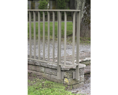 Metallräcke på en stenmur utomhus