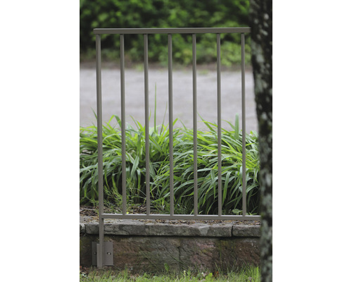 Metallstaket för trädgårdsstängsel på stenmur