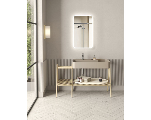 Modernt badrum med handfat, spegel och belysning