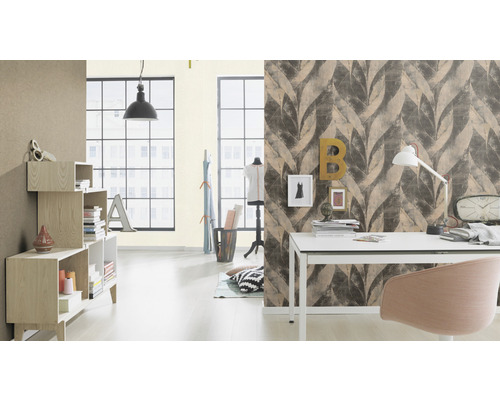 Ljust arbetsrum med skrivbord, stol, hyllor och dekorativ tapet med växtmönster.