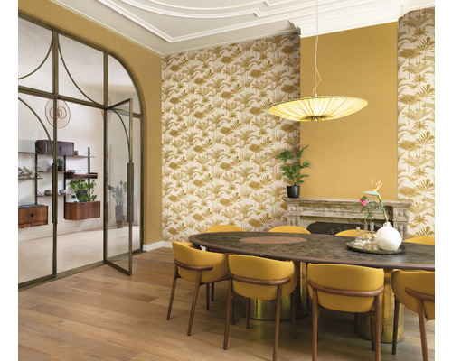 Matsal med matbord, stolar, tapeter och rumsavdelare