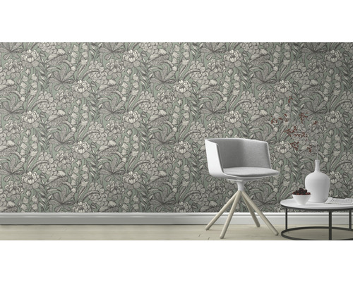 Rumsdesign med blommig tapet, stol och sidobord