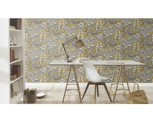 Arbetsrum med blommig tapet, skrivbord och bokhylla