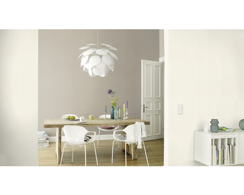 Ljus matplats med träbord, stolar och taklampa
