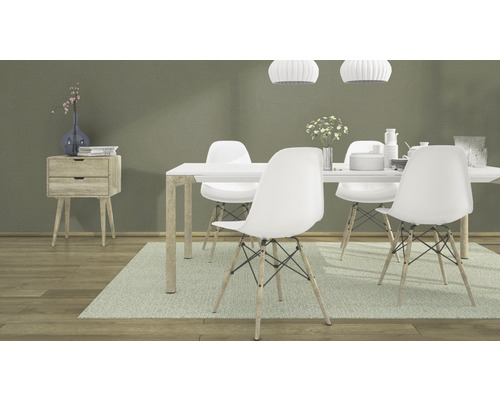 Matsal med matbord, stolar och sidobord