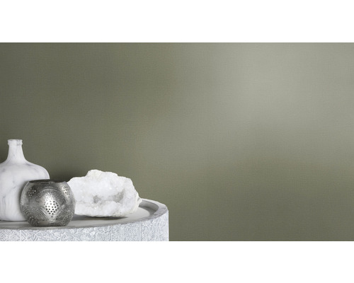 Dekorativ tapet med vas, värmeljushållare och prydnadssten på ett bord