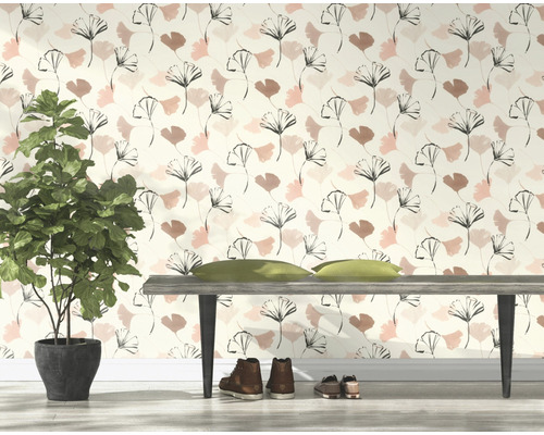 Rumsöversikt med tapet med ginkgobladmönster, bänk, kuddar och krukväxt