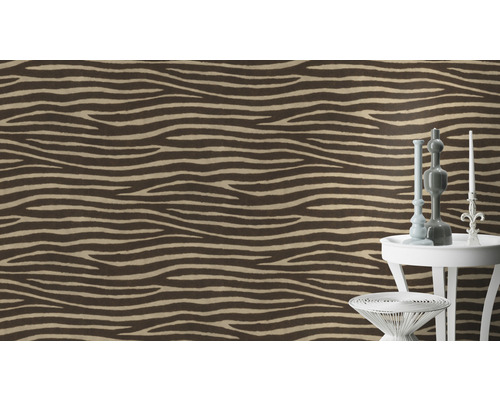Tapet med zebramönster och dekorativa föremål på sidobord