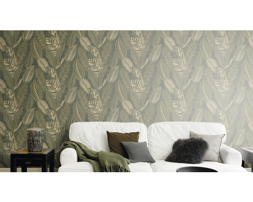 Vardagsrum med vit soffa och tapet med bladmönster