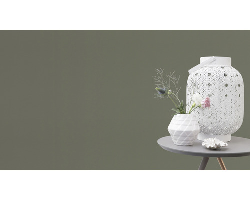 Dekorativ scen med lampa, vas och bord