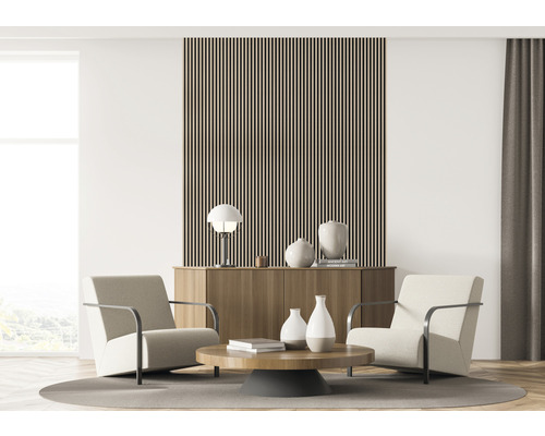 Ljust vardagsrum med två fåtöljer, soffbord och skänk