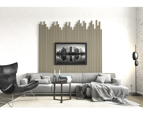 Modernt vardagsrum med soffa, fåtölj, golvlampa, väggbeklädnad och tavla