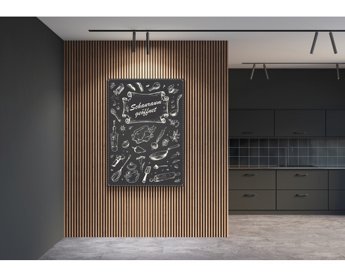 Dekorativ köksmotiv-affisch med texten Schauraum geöffnet på en trävägg i ett kök