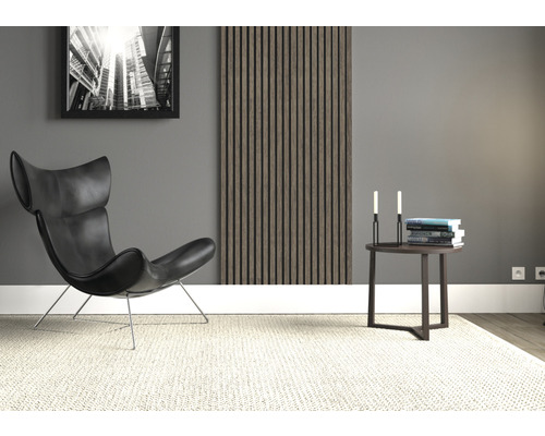 Vardagsrum med fåtölj, akustikpanel och sidobord