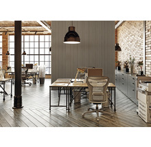 Kontorslokal med skrivbord, stolar, dokumentskåp och skrivare i en loft med tegelväggar