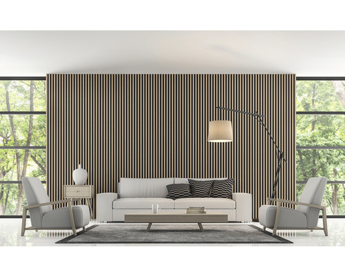 Modernt vardagsrum med träpanel, soffa, fåtöljer och golvlampa