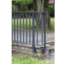 Metallstaket på stenmur